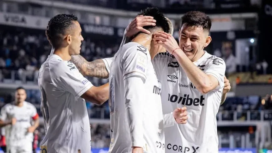 Com Gabigol expulso, Santos bate Vitória e sai do Z4 do Brasileirão | CNN Brasil
