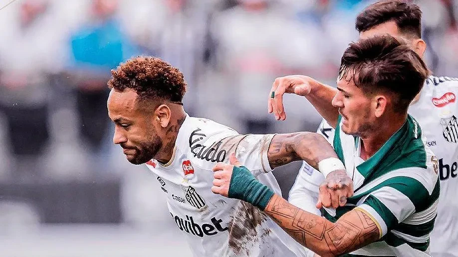 Com Neymar substituído por engano, Santos sofre e é derrotado pelo Coritiba | CNN Brasil