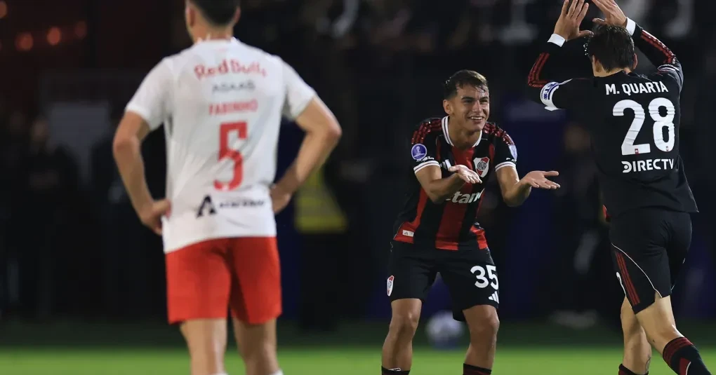 Com pênalti perdido e expulsão, Bragantino sofre derrota para o River Plate | CNN Brasil