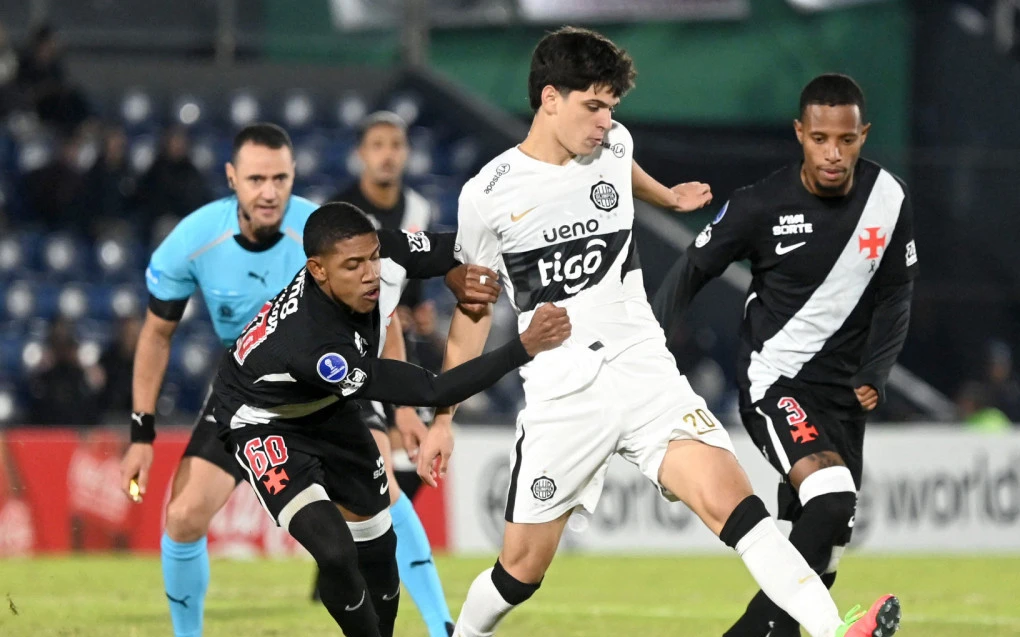 Com um a menos, Vasco sofre virada para o Olimpia e Paraguai assume liderança do grupo