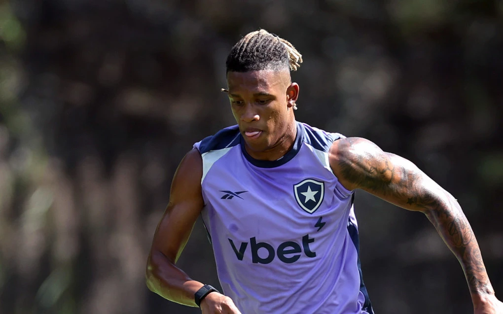 Danilo, do Botafogo, é afastado dos treinos e jogos após convocação por Ancelotti