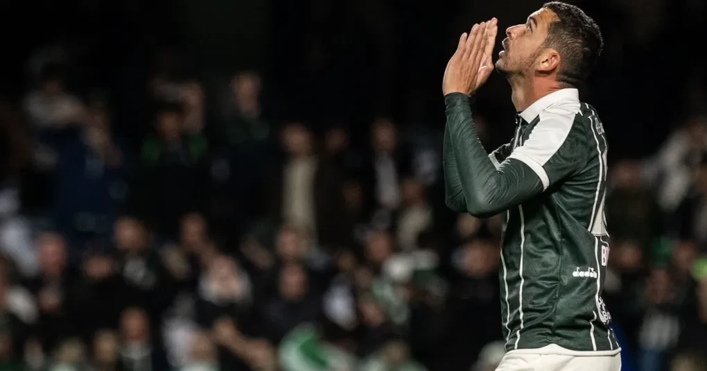 Coritiba derrota o Bahia de virada e cola do G4 do Brasileirão | CNN Brasil
