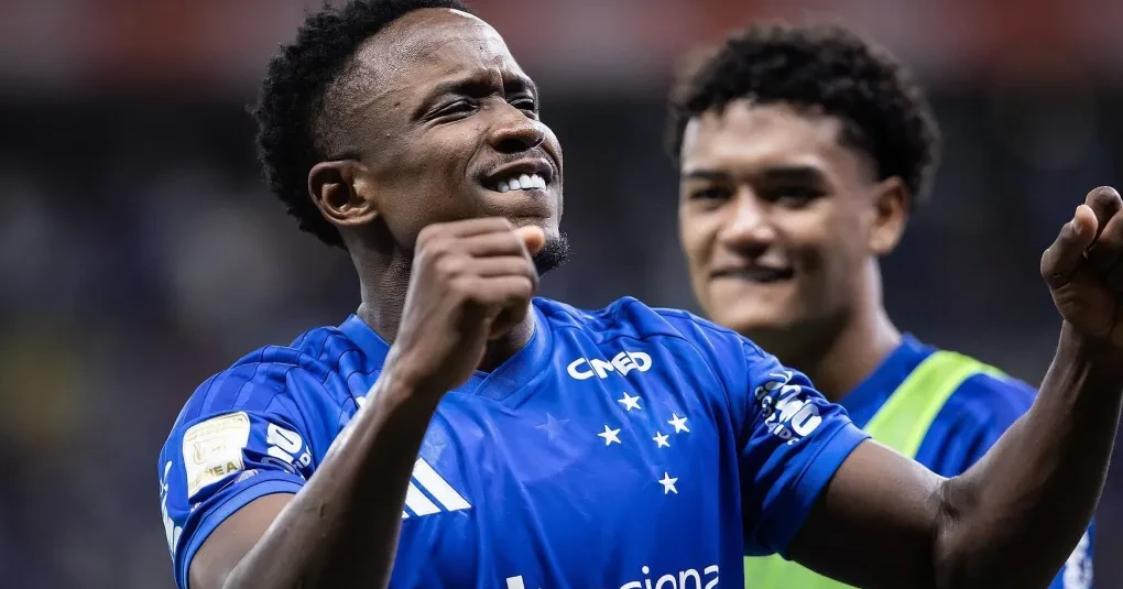 Cruzeiro segura pressão no fim, vence Chapecoense e respira no Brasileirão | CNN Brasil