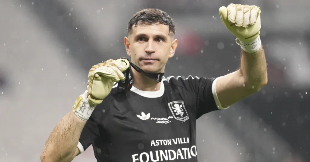 Dibu Martínez presenteia ex-Grêmio com medalha após título da Europa League | CNN Brasil