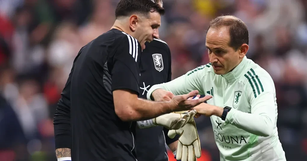Dibu Martínez revela dedo quebrado antes da final da Europa League