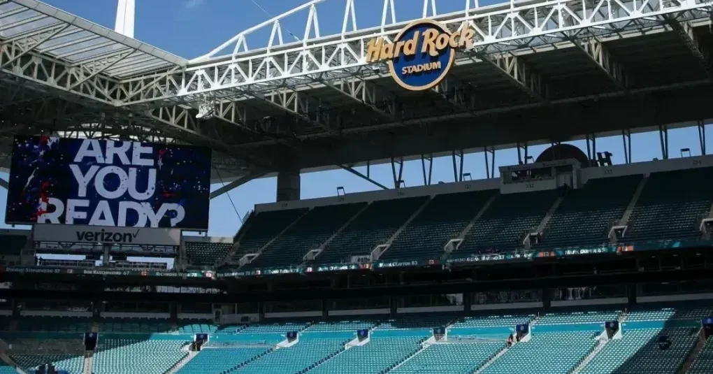 Dos boxes ao campo: estádio de Miami corre para se ajustar à Copa após F1 | CNN Brasil