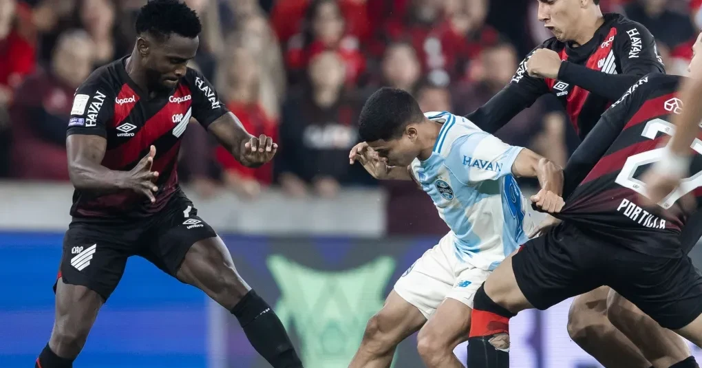 Em duelo com expulsões, Athletico-PR e Grêmio empatam pelo Brasileirão | CNN Brasil