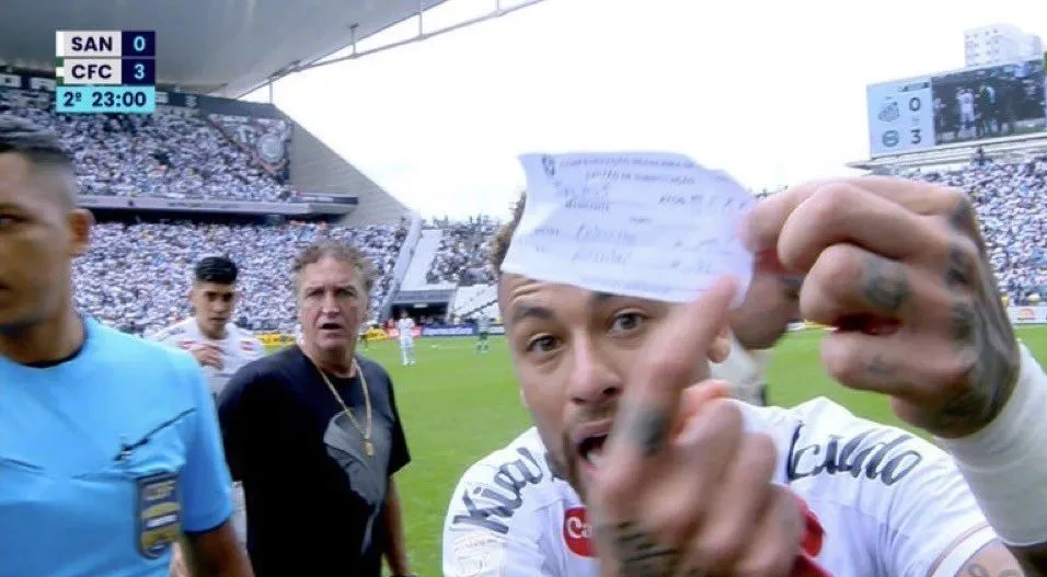 Erro do árbitro faz Neymar ser substituído por engano em Santos x Coritiba | CNN Brasil