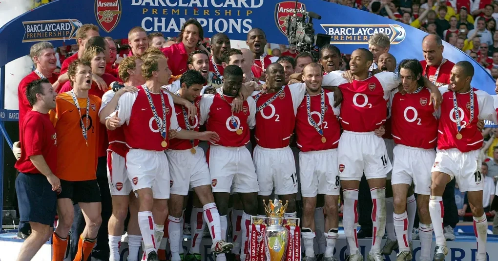 Facebook lançado e "zebras": o mundo no último título inglês do Arsenal | CNN Brasil