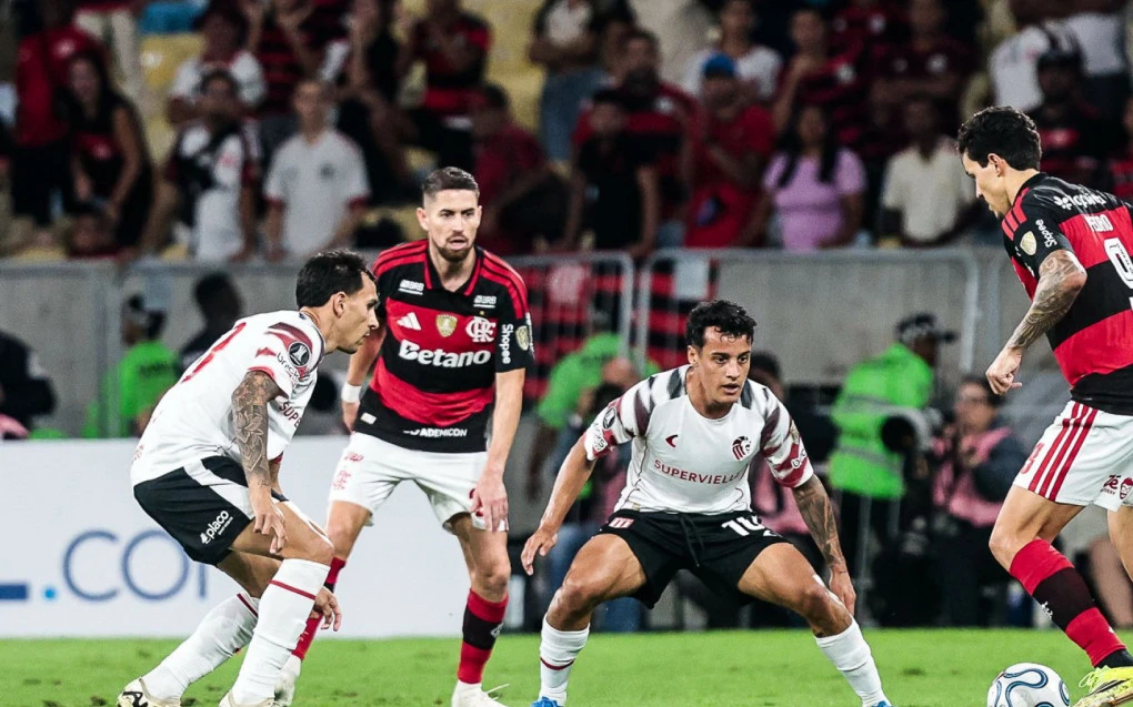 Flamengo vence Estudiantes e garante vaga nas oitavas da Libertadores