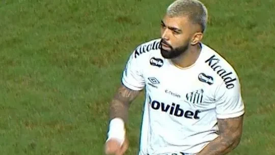 Gabigol é expulso por gesto obsceno em Santos x Vitória; veja o vídeo | CNN Brasil