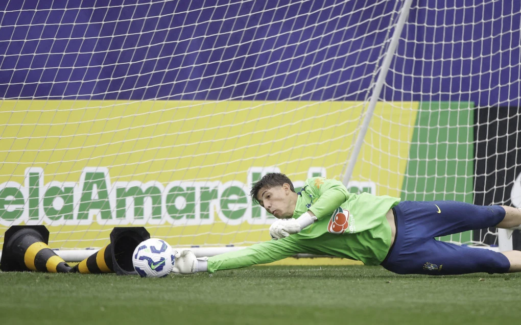 Goleiro do Flamengo participa de treinos da Seleção na preparação para a Copa do Mundo
