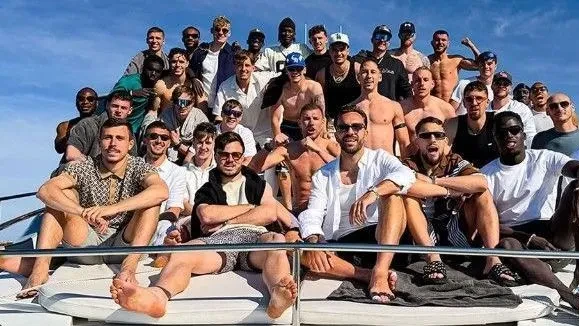 Goleiro que falhou na Champions e atacante da Copa comandam festa em Ibiza | CNN Brasil