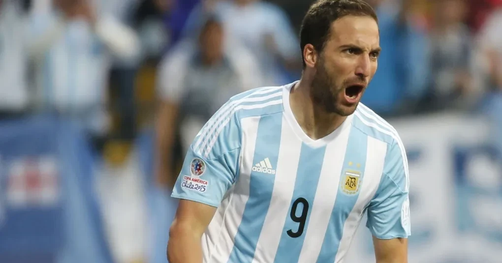 Higuaín surge com visual diferente e chama atenção após aposentadoria | CNN Brasil