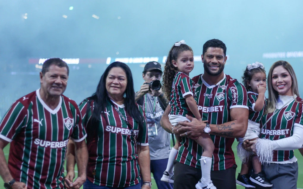 Hulk tem primeiro contato com a torcida do Fluminense e é recebido com festa no Maracanã | Fluminense | O Dia