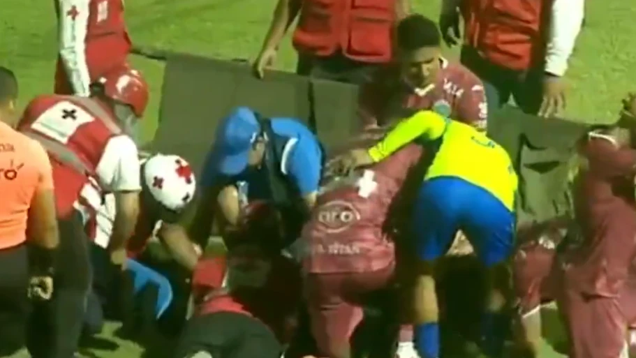 Imagens fortes: jogador brasileiro sofre fratura exposta em Honduras | CNN Brasil