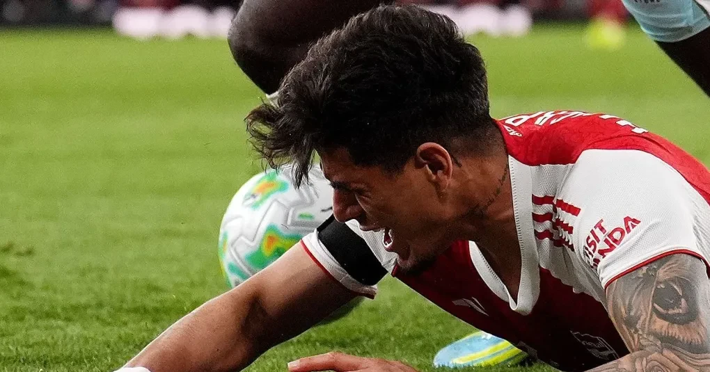 Piero Hincapié tem incidente de uniforme no Emirates durante vitória do Arsenal