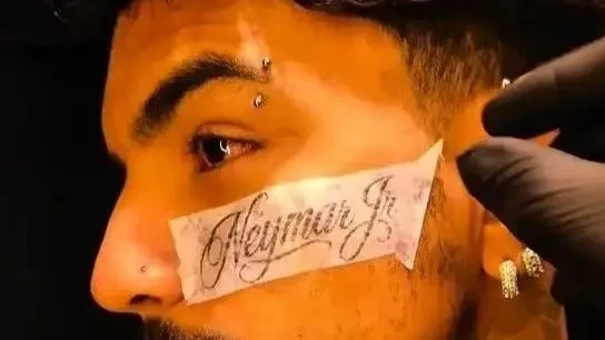 Jovem tatua nome de Neymar no rosto após convocação para a Copa do Mundo | CNN Brasil