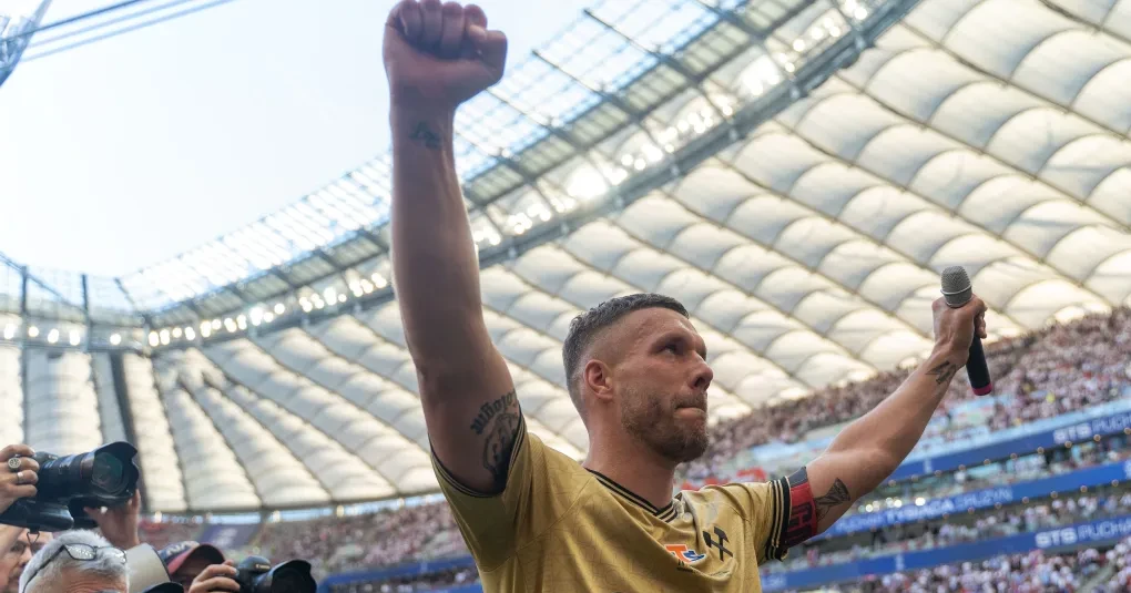 Lembra dele? Podolski é campeão por time que não vencia há 38 anos | CNN Brasil