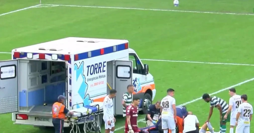 Luan Peres cai desacordado e sai de ambulância de Santos x Coritiba | CNN Brasil