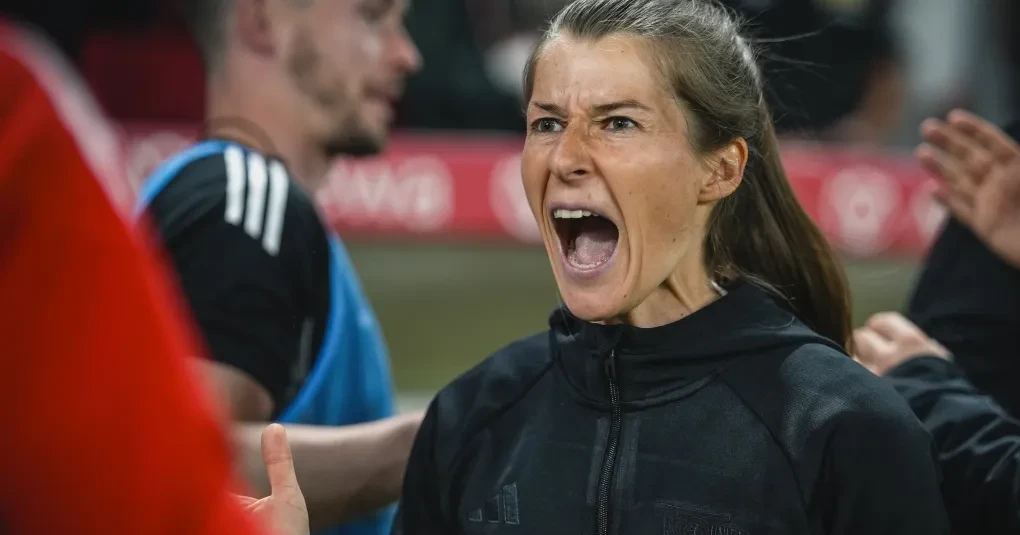 Marie-Louise Eta faz história com a 1ª vitória como técnica da Bundesliga | CNN Brasil