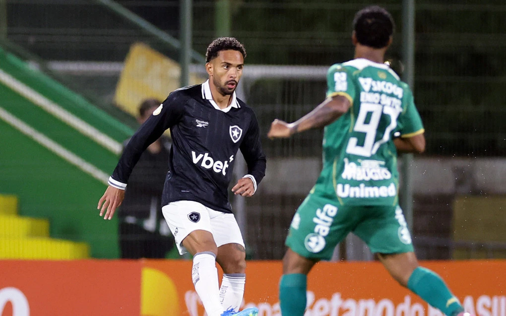 Vitinho avalia ação judicial para deixar o Botafogo com Palmeiras e Cruzeiro de olho