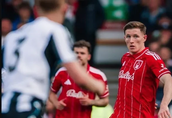 Nottingham Forest marca no final e garante empate contra o Newcastle | CNN Brasil