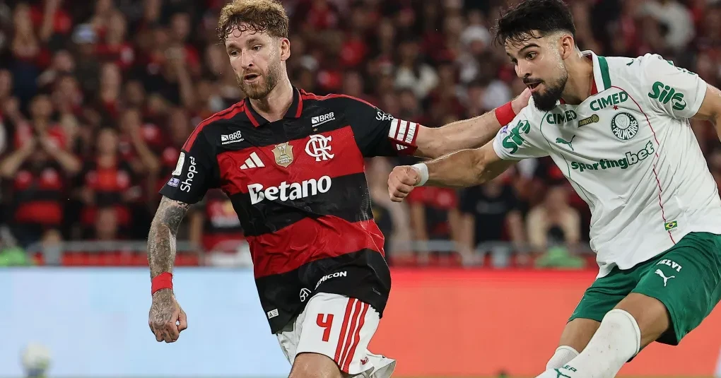 Palmeiras aproveita expulsão, vence Flamengo e dispara no Brasileirão | CNN Brasil