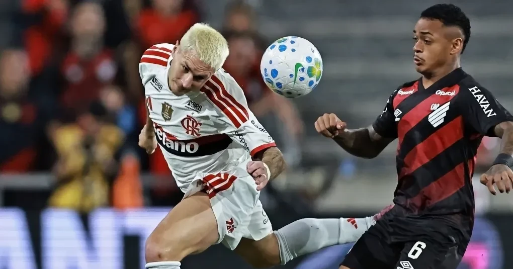 Pedro salva no fim, e Flamengo empata com Athletico-PR diante de Ancelotti | CNN Brasil