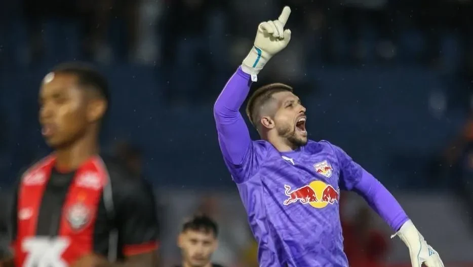 RB Bragantino vence o Vitória em jogo com dois pênaltis e gol de goleiro | CNN Brasil