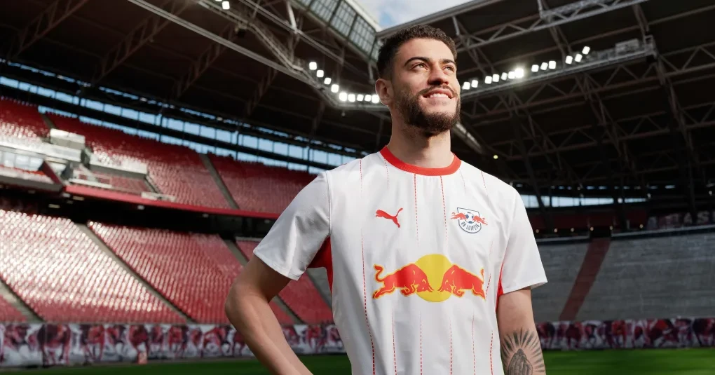 RB Leipzig lança novo uniforme e atacante brasileiro é destaque em campanha | CNN Brasil