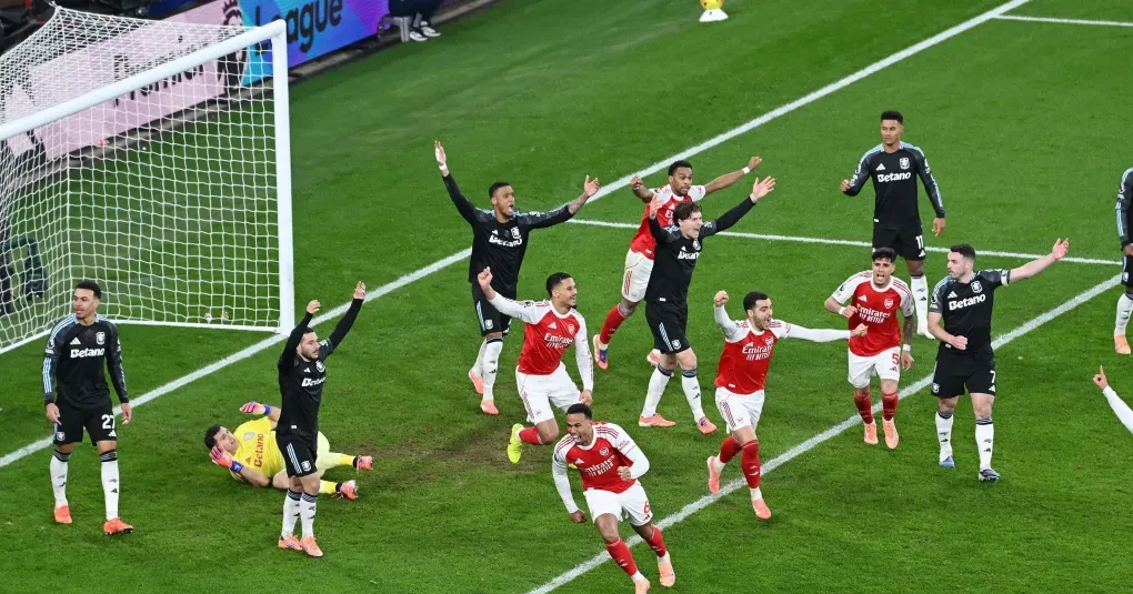Arsenal aposta em bolas paradas e acaba com jejum de 22 anos