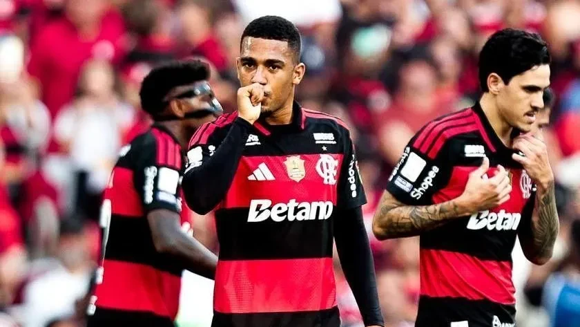 Sem convocados, Flamengo aproveita expulsão e bate Coritiba pelo Brasileiro | CNN Brasil