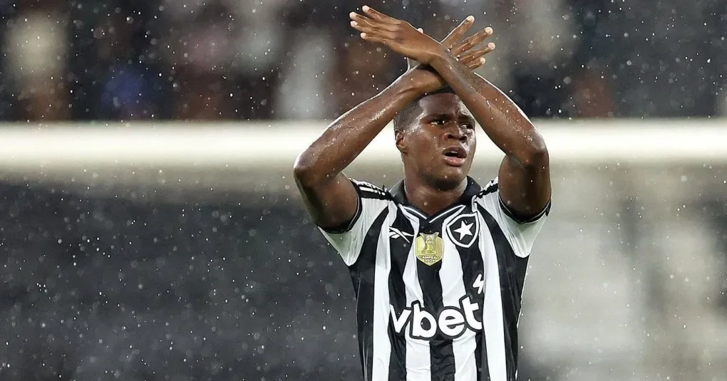 Técnico do Panamá explica corte de atacante do Botafogo da lista para a Copa do Mundo