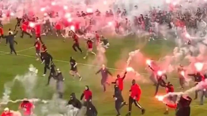 Torcedores do Slavia Praga invadem gramado e jogo do título é suspenso | CNN Brasil