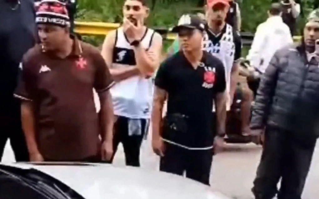 Torcedores do Vasco fazem protesto em CT e cobram Marino Hinestroza: 'Pede para sair, seu m...' | Vasco | O Dia