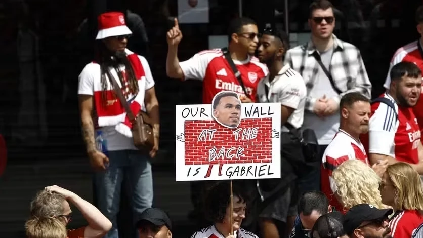 torcedores-homenageiam-gabriel-magalhães-em-festa-do-título-premier-league-1
