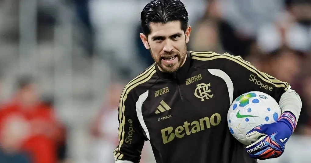 Veja falha do goleiro Rossi em Athletico-PR x Flamengo pelo Brasileirão | CNN Brasil