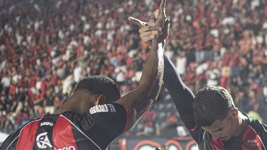 Vitória goleia Coritiba e se aproxima do G5 na tabela do Brasileirão | CNN Brasil
