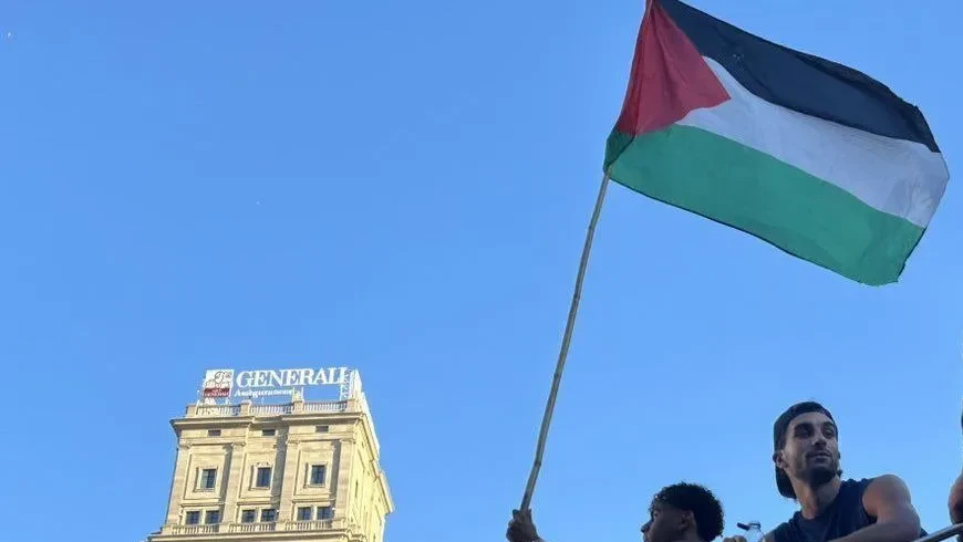 Yamal exibe bandeira da Palestina e provoca Real em festa do Barcelona | CNN Brasil