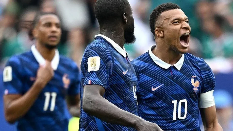 Kylian Mbappé comemorando gol com a seleção da França durante partida