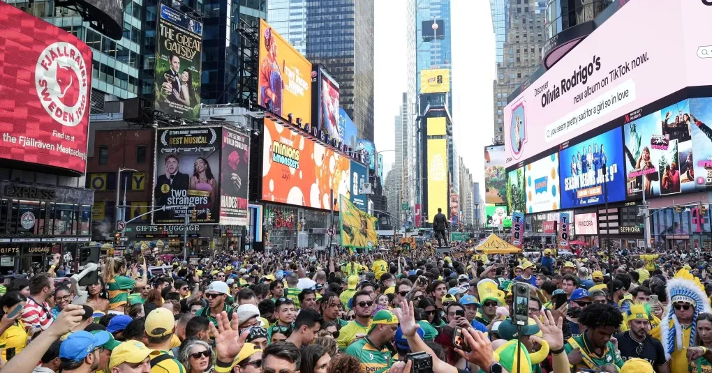 Torcedores brasileiros em rua de Nova York a caminho de ônibus para Nova Jersey