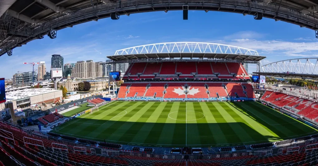 Estádio de Toronto preparado para a cerimônia de abertura com palco e iluminação