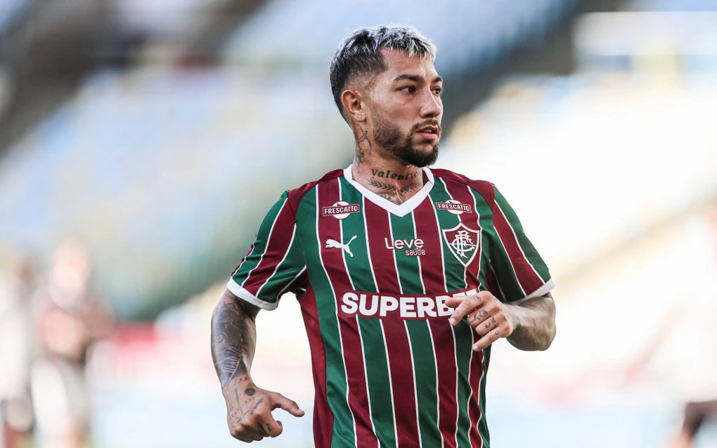 Lucho Acosta com a camisa do Fluminense em apresentação