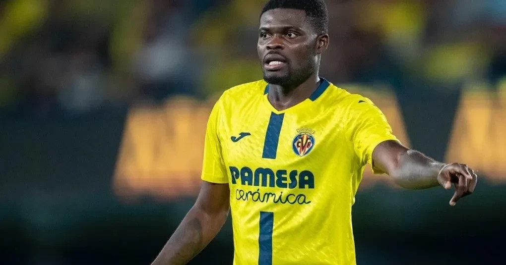Thomas Partey com camisa do Villarreal em lance de jogo, meio-campista em ação