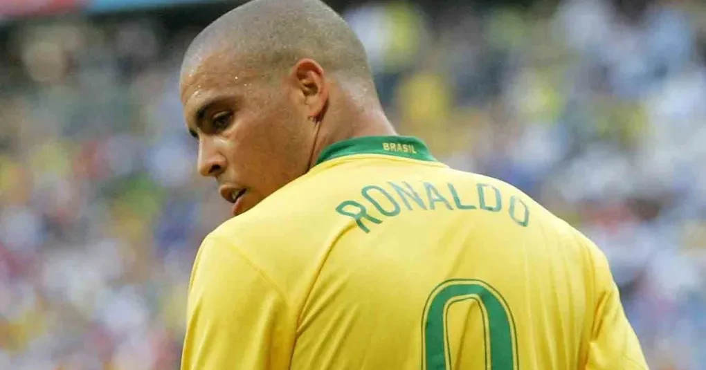 Ronaldo comemorando gol com a camisa da seleção brasileira