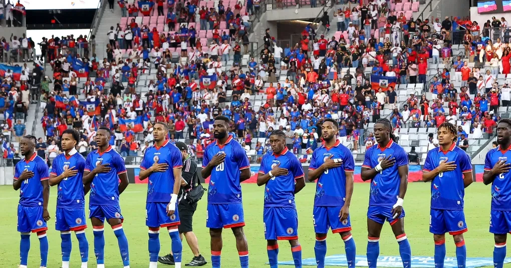 Jogadores do Haiti e do Peru disputando bola em amistoso de preparação para a Copa do Mundo