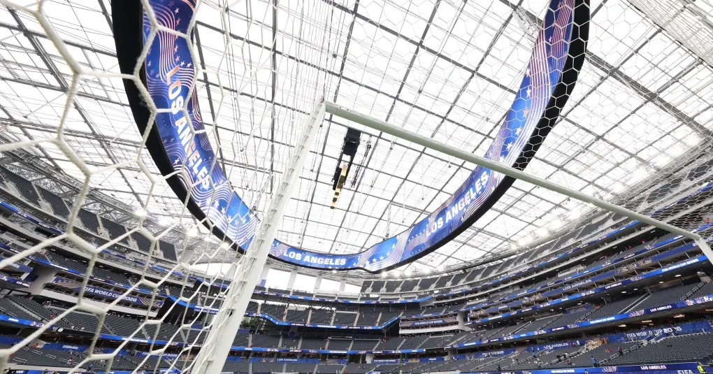 Vista externa do Estádio de Los Angeles com bandeiras e torcedores chegando para partida