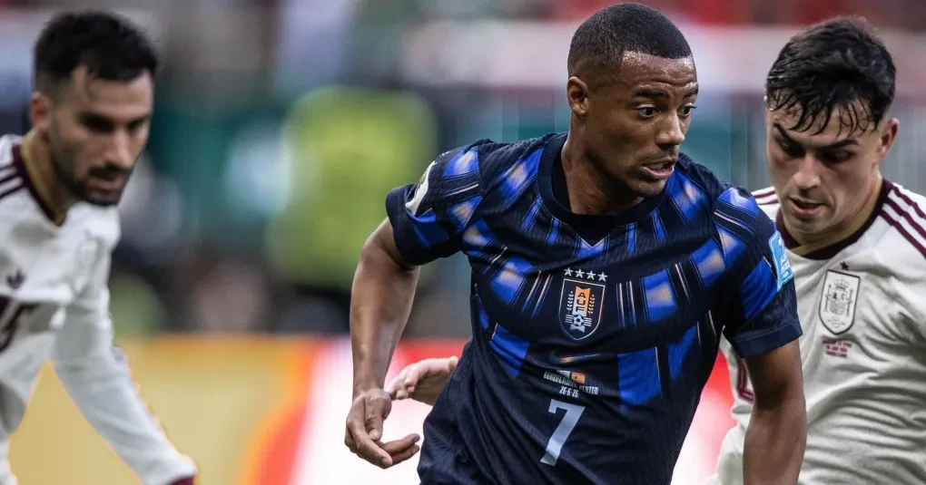 Nico Williams sendo atendido por equipe médica em campo após o lance