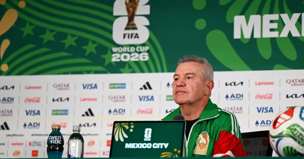 Javier Aguirre em entrevista coletiva no Estádio Azteca antes da estreia do México